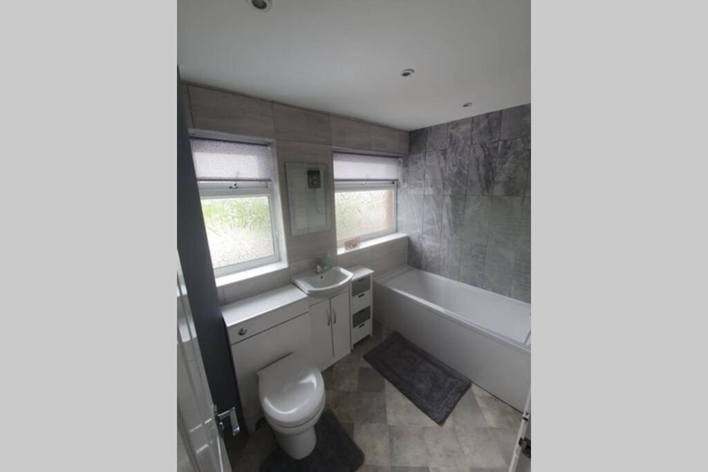 Entire House - Cheshire Oaks/Ellesmere Port Exterior photo